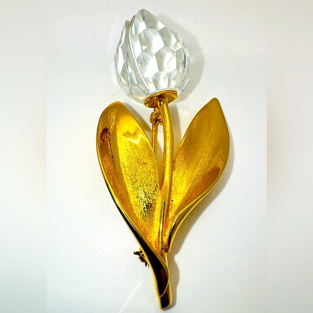 Swarovski crystal rosebud brooch​​